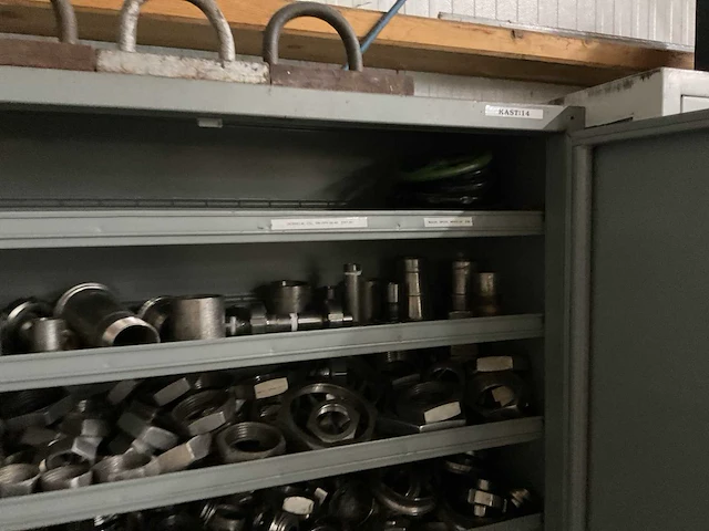 Kast met inhoud - afbeelding 1 van  5