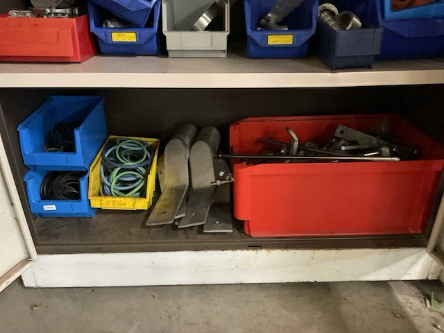 Kast met inhoud - afbeelding 4 van  4