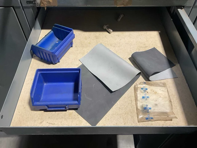 Kast met inhoud - afbeelding 7 van  25