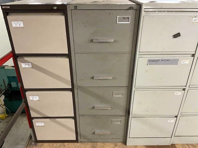 Kast met inhoud - afbeelding 1 van  5