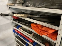 Kast met inhoud - afbeelding 2 van  6