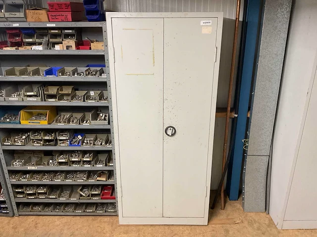 Kast met inhoud - afbeelding 1 van  7