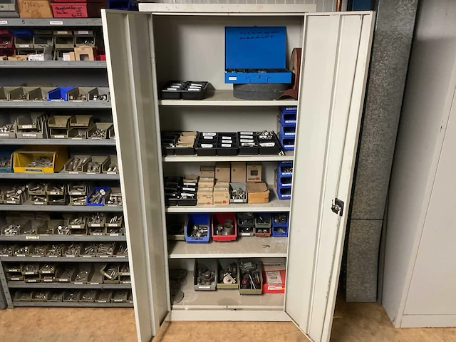 Kast met inhoud - afbeelding 2 van  7