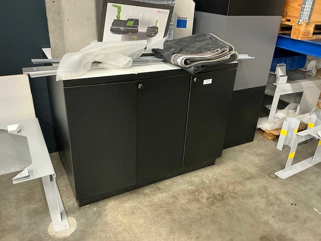 Kast met inhoud - afbeelding 1 van  8