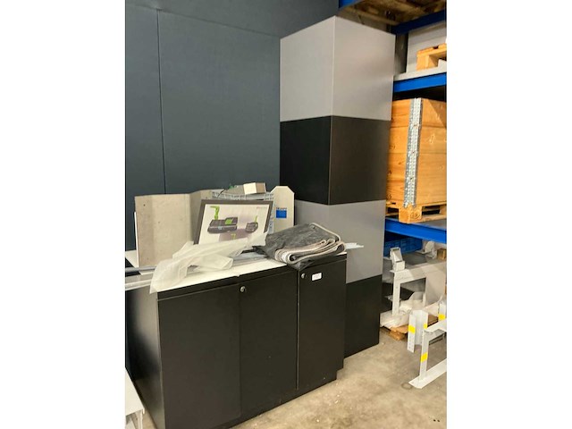 Kast met inhoud - afbeelding 2 van  8