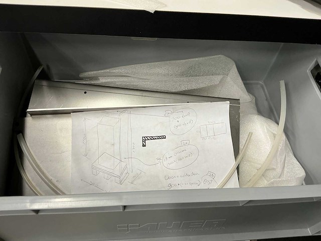 Kast met inhoud - afbeelding 5 van  8