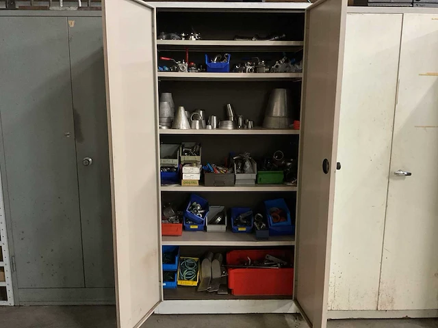 Kast met inhoud - afbeelding 1 van  4