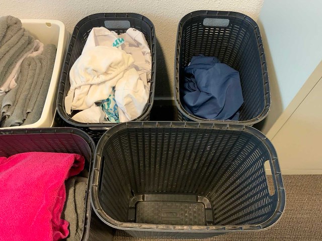 Kast met kleding en wasmanden - afbeelding 2 van  10