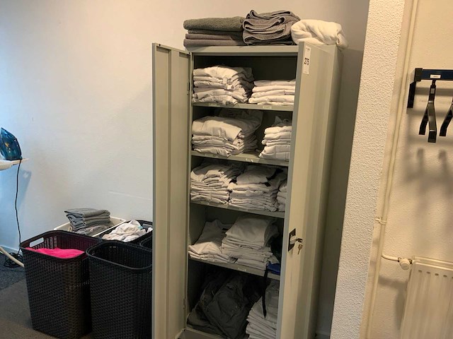 Kast met kleding en wasmanden - afbeelding 4 van  10
