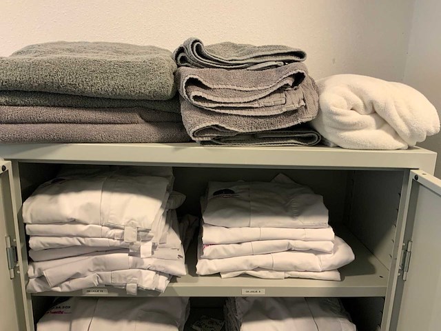 Kast met kleding en wasmanden - afbeelding 5 van  10