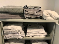 Kast met kleding en wasmanden - afbeelding 5 van  10