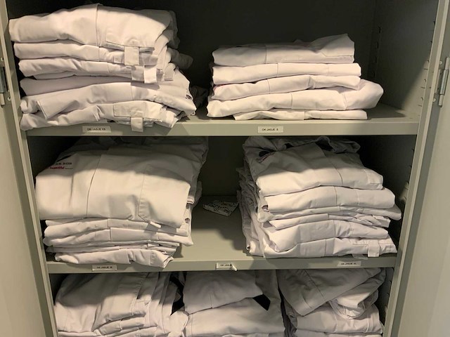 Kast met kleding en wasmanden - afbeelding 6 van  10