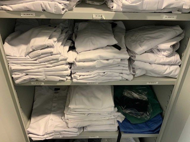 Kast met kleding en wasmanden - afbeelding 7 van  10