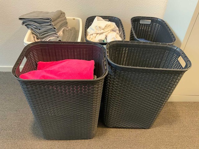 Kast met kleding en wasmanden - afbeelding 9 van  10