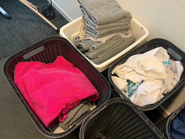 Kast met kleding en wasmanden - afbeelding 10 van  10