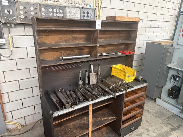 Kast met kotter gereedschap - afbeelding 1 van  7