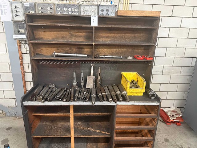 Kast met kotter gereedschap - afbeelding 1 van  4