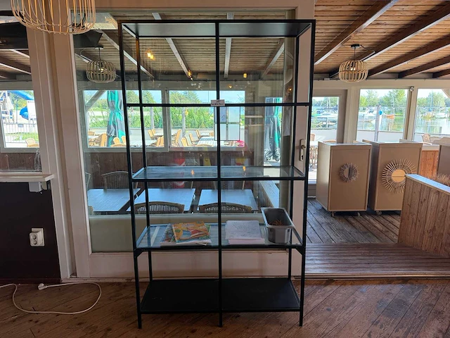 Kast met metalen frame en glas - afbeelding 1 van  5
