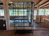 Kast met metalen frame en glas