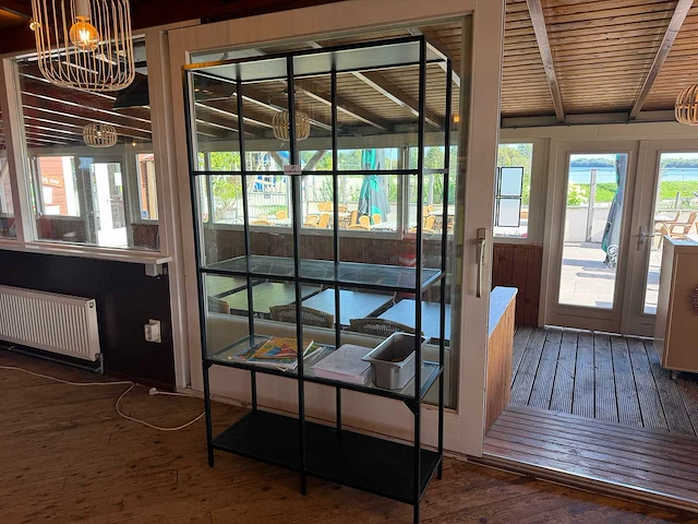 Kast met metalen frame en glas - afbeelding 2 van  5