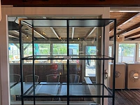 Kast met metalen frame en glas - afbeelding 5 van  5