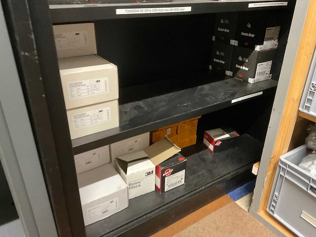 Kast met onderhouds- en beschermingsmiddelen (5x) - afbeelding 2 van  27