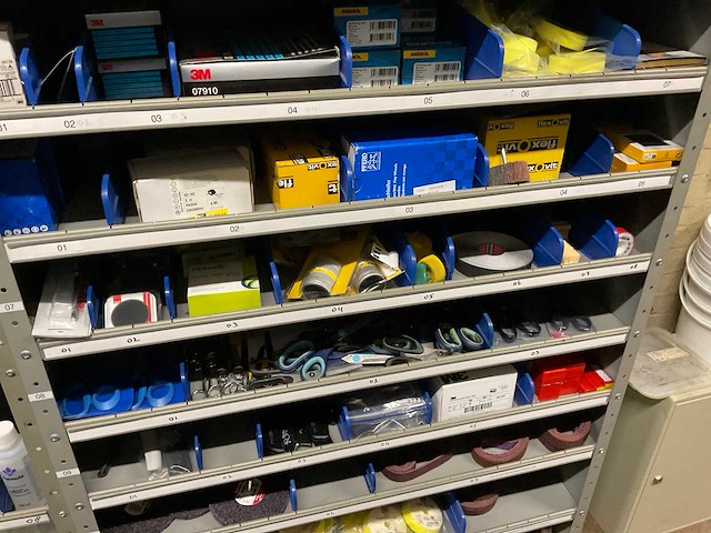 Kast met onderhouds- en beschermingsmiddelen (5x) - afbeelding 11 van  27