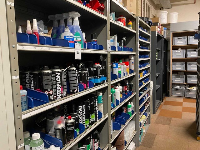 Kast met onderhouds- en beschermingsmiddelen (5x) - afbeelding 1 van  27