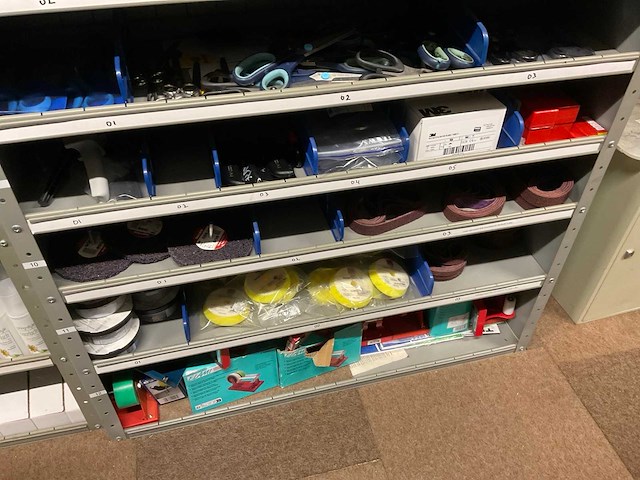 Kast met onderhouds- en beschermingsmiddelen (5x) - afbeelding 13 van  27