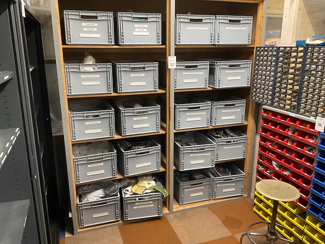 Kast met onderhouds- en beschermingsmiddelen (5x) - afbeelding 12 van  27