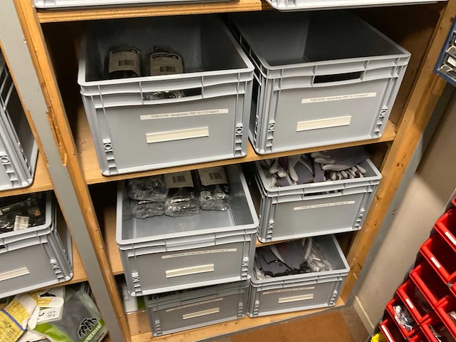 Kast met onderhouds- en beschermingsmiddelen (5x) - afbeelding 24 van  27