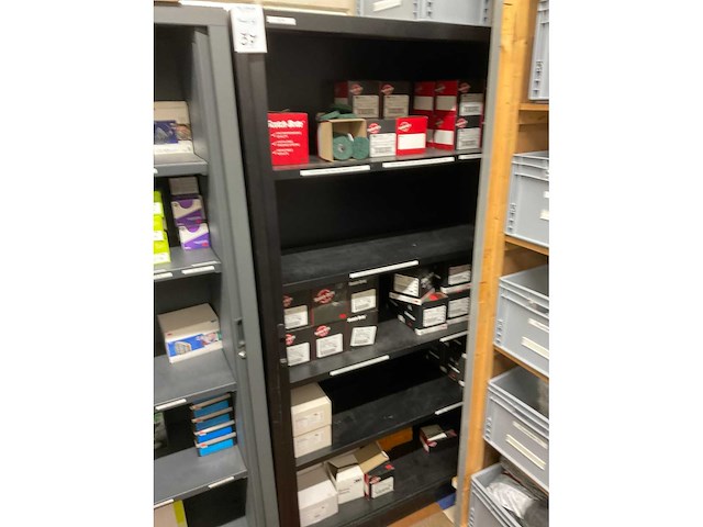 Kast met onderhouds- en beschermingsmiddelen (5x) - afbeelding 25 van  27