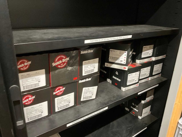 Kast met onderhouds- en beschermingsmiddelen (5x) - afbeelding 27 van  27