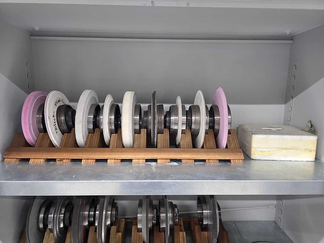 Kast met slijpschijven - afbeelding 2 van  6