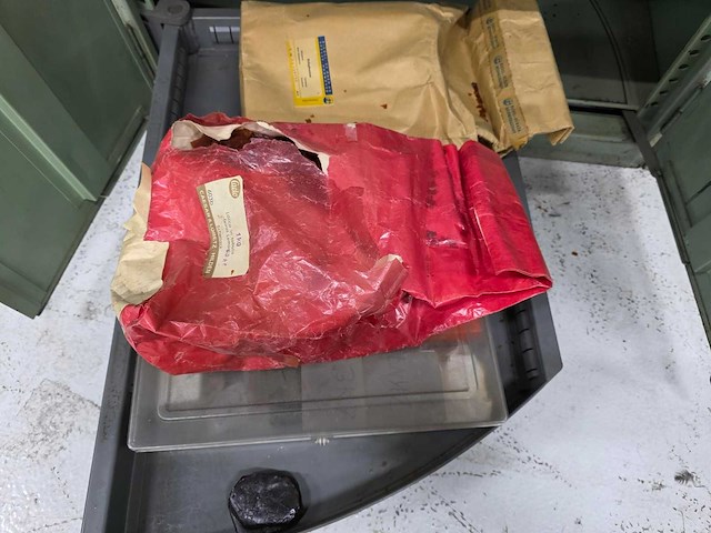 Kast met toebehoren voor polijsten - afbeelding 4 van  11