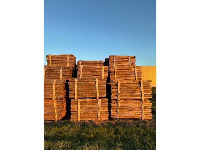 Kastanje houten tuinomheining palen (100x) - afbeelding 4 van  5