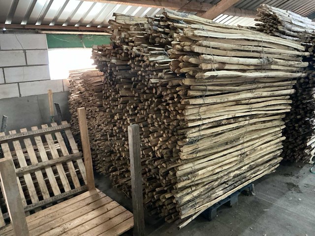 Kastanje schapenhekwerk 180cm hoog - 5 meter lengte per rol - 20 stuks - afbeelding 2 van  5