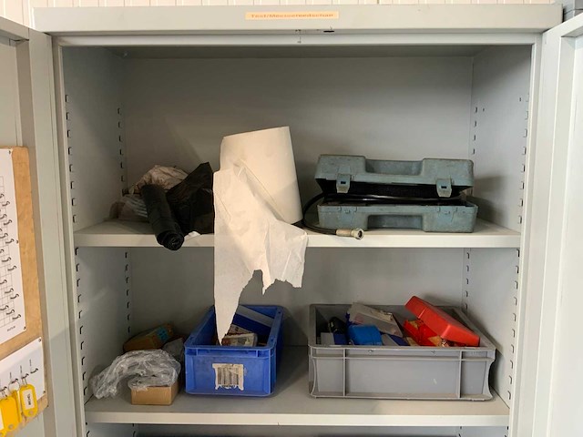 Kasten en stelling met inhoud - afbeelding 1 van  2