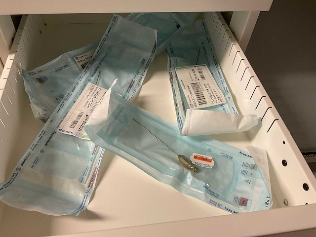 Kasten met medische benodigdheden - afbeelding 7 van  23