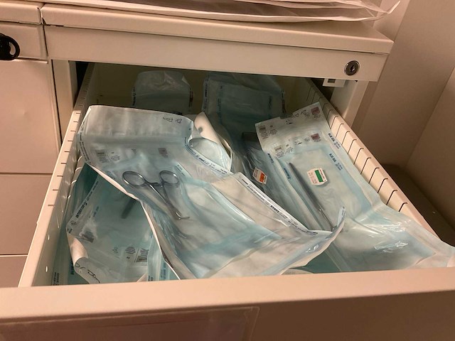 Kasten met medische benodigdheden - afbeelding 9 van  23