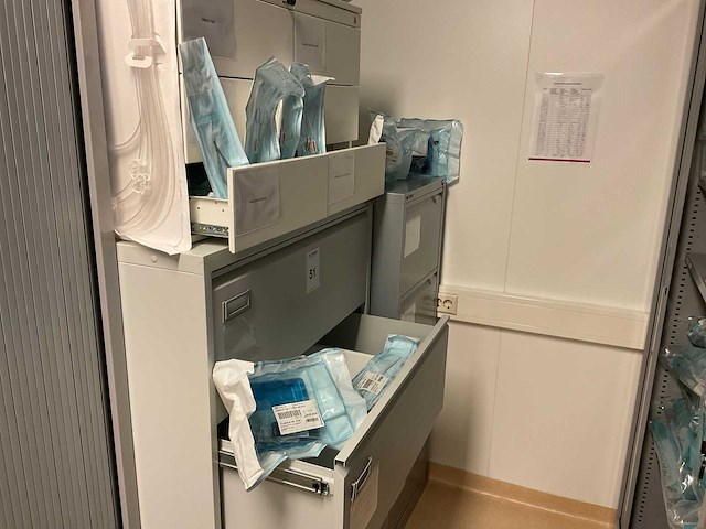 Kasten met medische benodigdheden - afbeelding 1 van  23