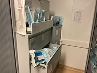 Kasten met medische benodigdheden - afbeelding 1 van  23
