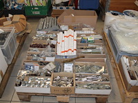 Kastenbeslag w.o. ladegeleiders, spionnen, uitzetters op pallet. - afbeelding 1 van  3