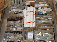 Kastenbeslag w.o. ladegeleiders, spionnen, uitzetters op pallet. - afbeelding 3 van  3