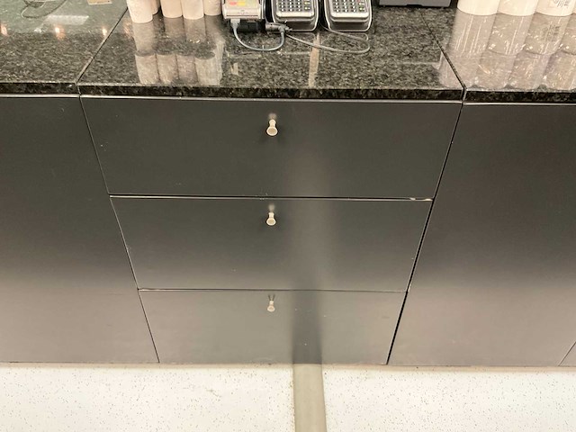 Kastenwand met granieten blad - afbeelding 10 van  13