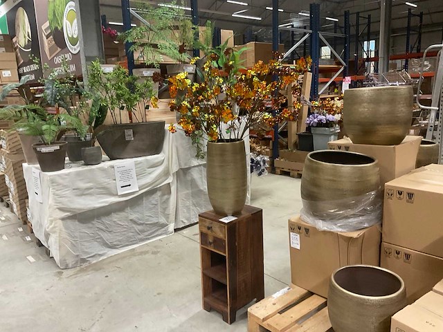 Kastje met pot en bloemen - afbeelding 1 van  7