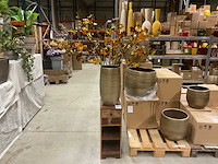 Kastje met pot en bloemen - afbeelding 2 van  7