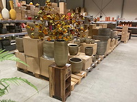 Kastje met pot en bloemen - afbeelding 3 van  7