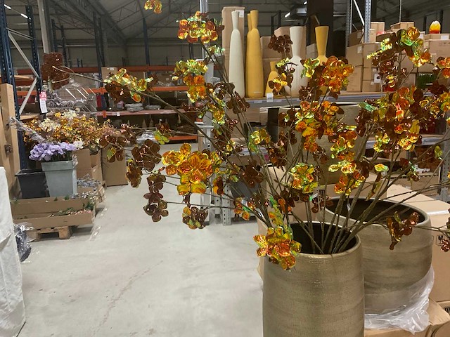 Kastje met pot en bloemen - afbeelding 4 van  7