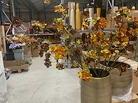 Kastje met pot en bloemen - afbeelding 4 van  7